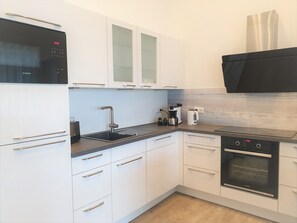 Kühlschrank, Mikrowelle, Ofen, Herdplatte