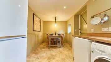 منزل | تناول الطعام داخل الغرفة