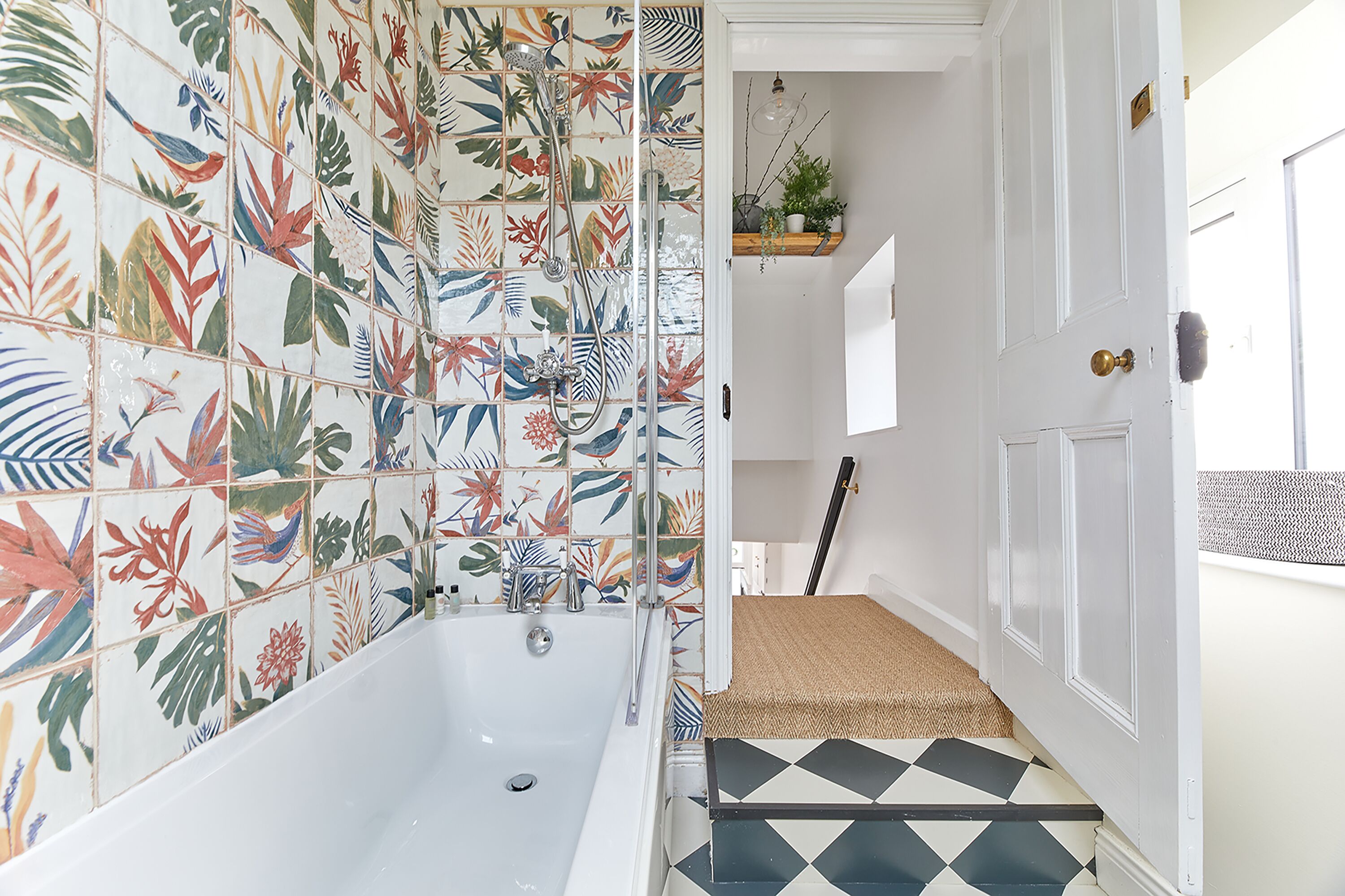 House | Bathroom | Combined shower/bathtub, soap, shampoo, toilet paper