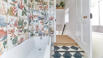 House | Bathroom | Combined shower/bathtub, soap, shampoo, toilet paper