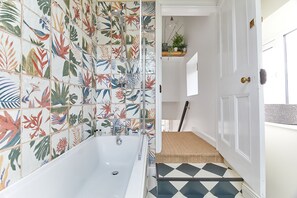 House | Bathroom | Combined shower/bathtub, soap, shampoo, toilet paper - Percy Cottage (Newcastle-upon-Tyne)