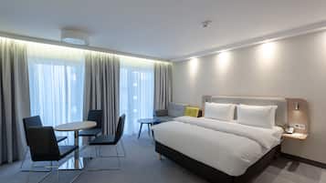 Suite, 1 queensize-seng med sovesofa | Oppholdsområde | En 20-tommers Flatskjerm-TV med Parabol-TV samt TV