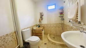 Comfort Quadruple Room | Bathroom