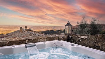 Villa, vista al valle | Vista al jardín