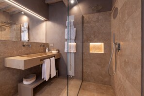 Superior Double Room, Valley View | Bathroom | Shower, rainfall showerhead, hair dryer, bathrobes - Drogheria & Locanda Franci (Montalcino)