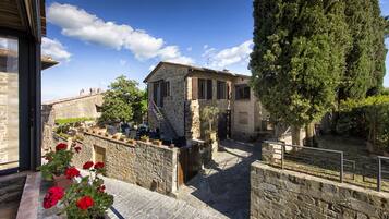 Villa, vista al valle | Vista a la calle