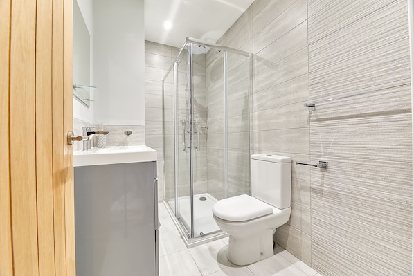 House | Bathroom | Combined shower/bathtub, soap, shampoo, toilet paper