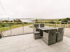 Cottage | Balcony - Traeannagh Bay House (Lettermacaward)