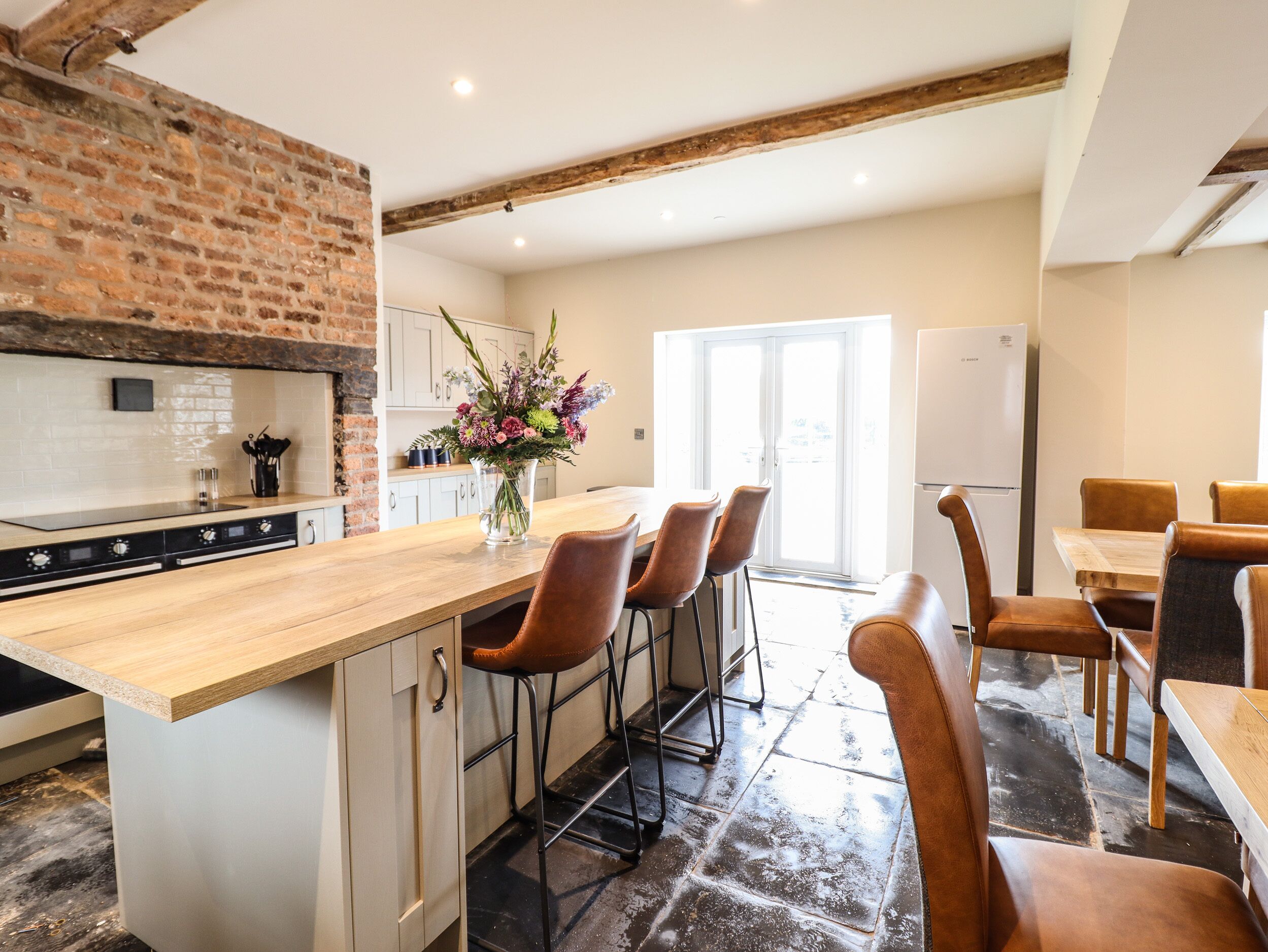 Casa rural | Cuina privada | Frigorífic, rentaplats i utensilis de cuina, vaixella i coberteria 