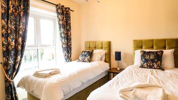 ์ฝํฐ์ง | 10 ๊ฐ์ ์นจ์ค, ๊ฐ๊ฐ ๋ค๋ฅธ ์คํ์ผ์ ์ธํ
๋ฆฌ์ด, ๊ฐ๊ฐ ๋ค๋ฅด๊ฒ ๊ฐ๊ตฌ ๋น์น, ๋ฌด๋ฃ WiFi