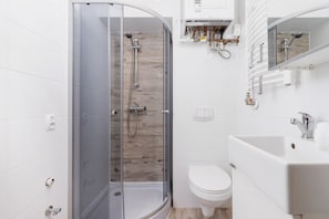 Dusche, Haartrockner, Handtücher, Shampoo