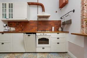 Fridge, oven, stovetop, dishwasher