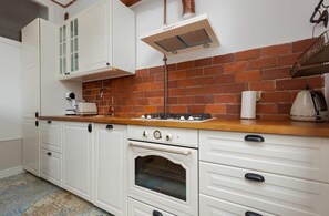 Fridge, oven, stovetop, dishwasher