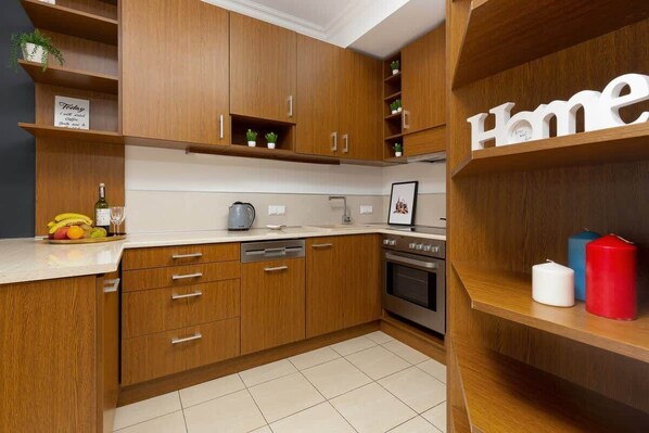 冷蔵庫、オーブン、コンロ、食器洗い機