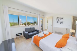 4 室のベッドルーム、アイロン / アイロン台、WiFi (無料)、ベッドシーツ