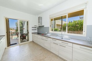 冷蔵庫、電子レンジ、オーブン、食器洗い機