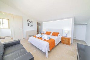 4 bedrooms, iron/ironing board, free WiFi, bed sheets