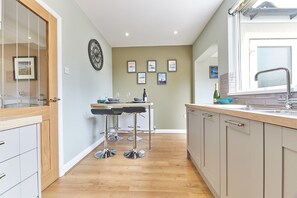 Ferienhaus | Eigene Küche | Großer Kühlschrank, Mikrowelle, Ofen, Herdplatte