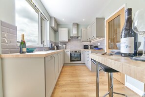 House | Private kitchen | Full-size fridge, microwave, oven, stovetop - Stowell (Newcastle-upon-Tyne)
