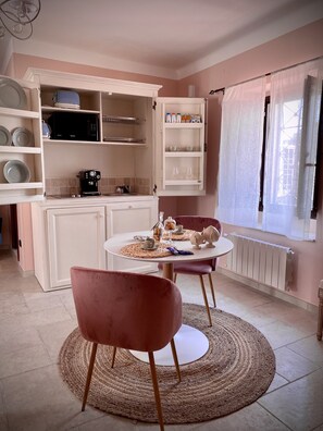 Dining - Monolocale Deluxe con Uscita sul Borgo Storico di Massafra e Vista Castello (Massafra)