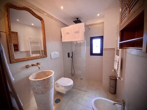 Ducha, secador de pelo, bidet, toallas
