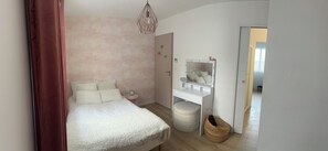 3 habitaciones, escritorio, tabla de planchar con plancha y wifi gratis 