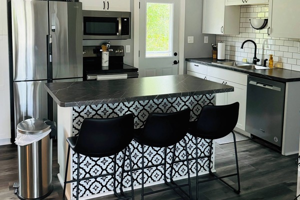 Kylskåp, mikrovågsugn, ugn och spishäll