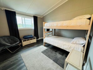 3 bedrooms, iron/ironing board, free WiFi, bed sheets