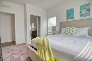2 bedrooms, iron/ironing board, WiFi, bed sheets - Walk to UF | Stylish 2BR | Ideal for Hospital & Gator Visitors (Gainesville)