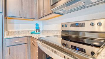 Fridge, microwave, stovetop, dishwasher