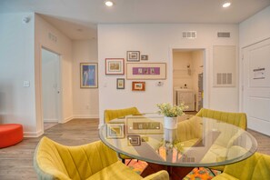 Dining - Walk to UF | Stylish 2BR | Ideal for Hospital & Gator Visitors (Gainesville)