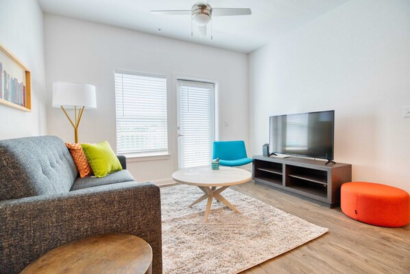 TV, offices - Walk to UF | Stylish 2BR | Ideal for Hospital & Gator Visitors (Gainesville)