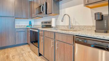 Fridge, microwave, stovetop, dishwasher