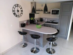 Een koelkast, een microgolfoven, een kookplaat, een vaatwasser