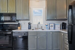 Frigorifero, microonde, forno, piano cottura