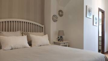 3 bedrooms, desk, iron/ironing board, free WiFi