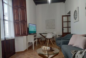 TV - Casa en la Judería, en Pleno Centro Histórico (Carmona)