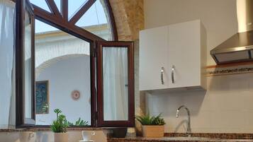 Frigorifero, microonde, piano cottura, macchina per tè/caffè