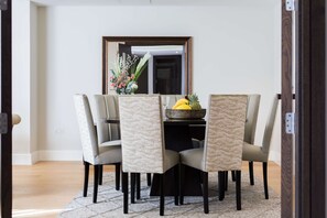 Luxury Apartment | In-room dining - Hessian Gold (London)