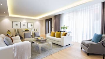 Luxury-Apartment | Wohnbereich | Fernseher