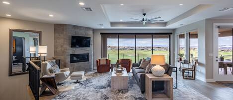 Fernseher, Kamin, Bücher