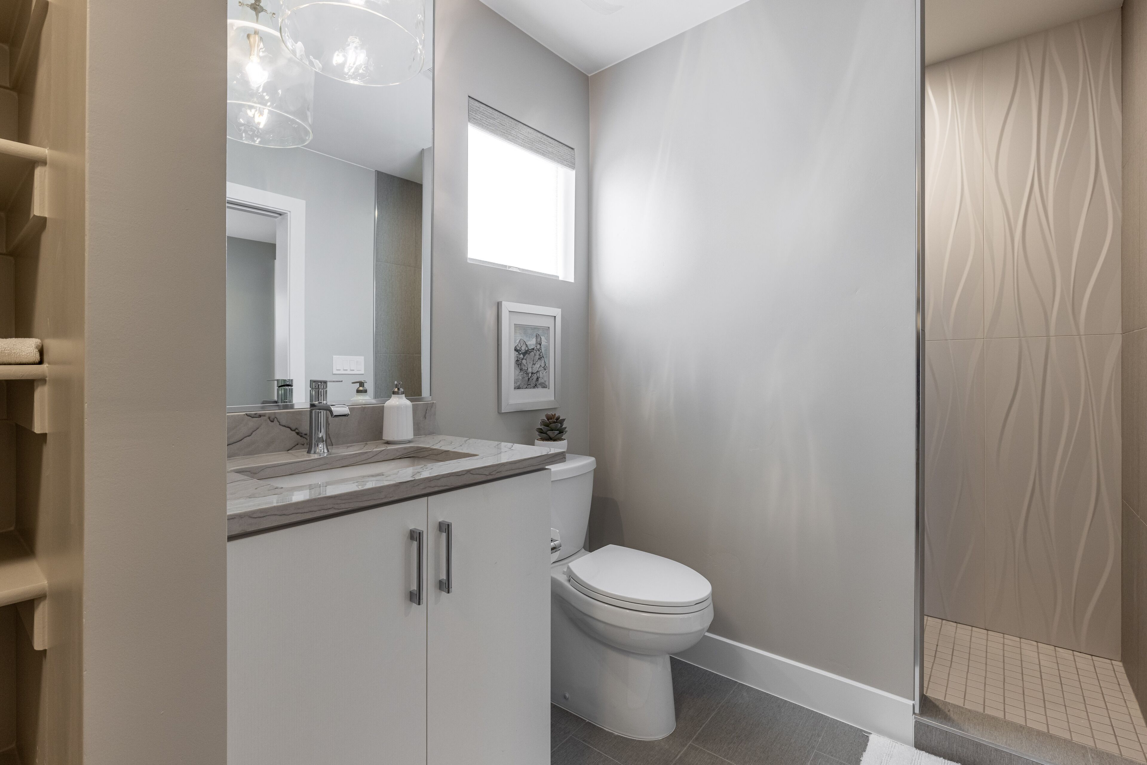 Un bagno moderno con servizi igienici, lavandino e cabina doccia.