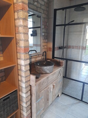 Regadera, toallas, jabón, papel de baño 