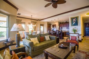 TV - Ocean View Luxury Condo next to pool + access to all amenities. (Herradura)