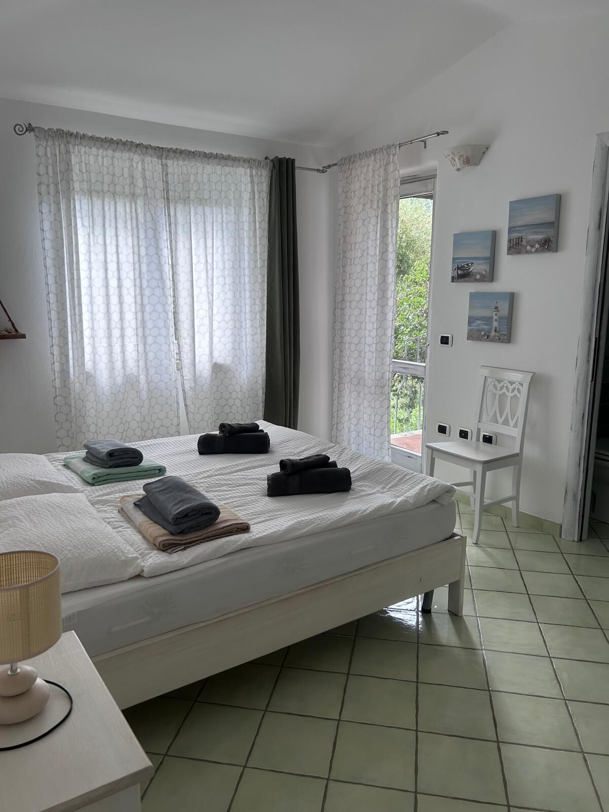 3 makuuhuonetta, silitysrauta/-lauta, ilmainen Wi-Fi, vuodevaatteet