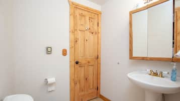 Douche, sĂšche-cheveux, serviettes fournies, savon