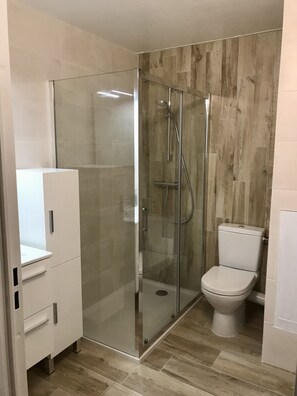 Baignoire, séchoir à cheveux