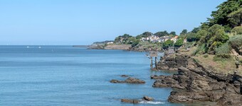 Facing the sea, close to the beach for 4 people.