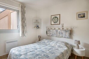 2 habitaciones y tabla de planchar con plancha