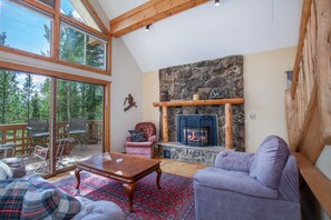 Smart TV, caminetto, videogiochi, lettore DVD